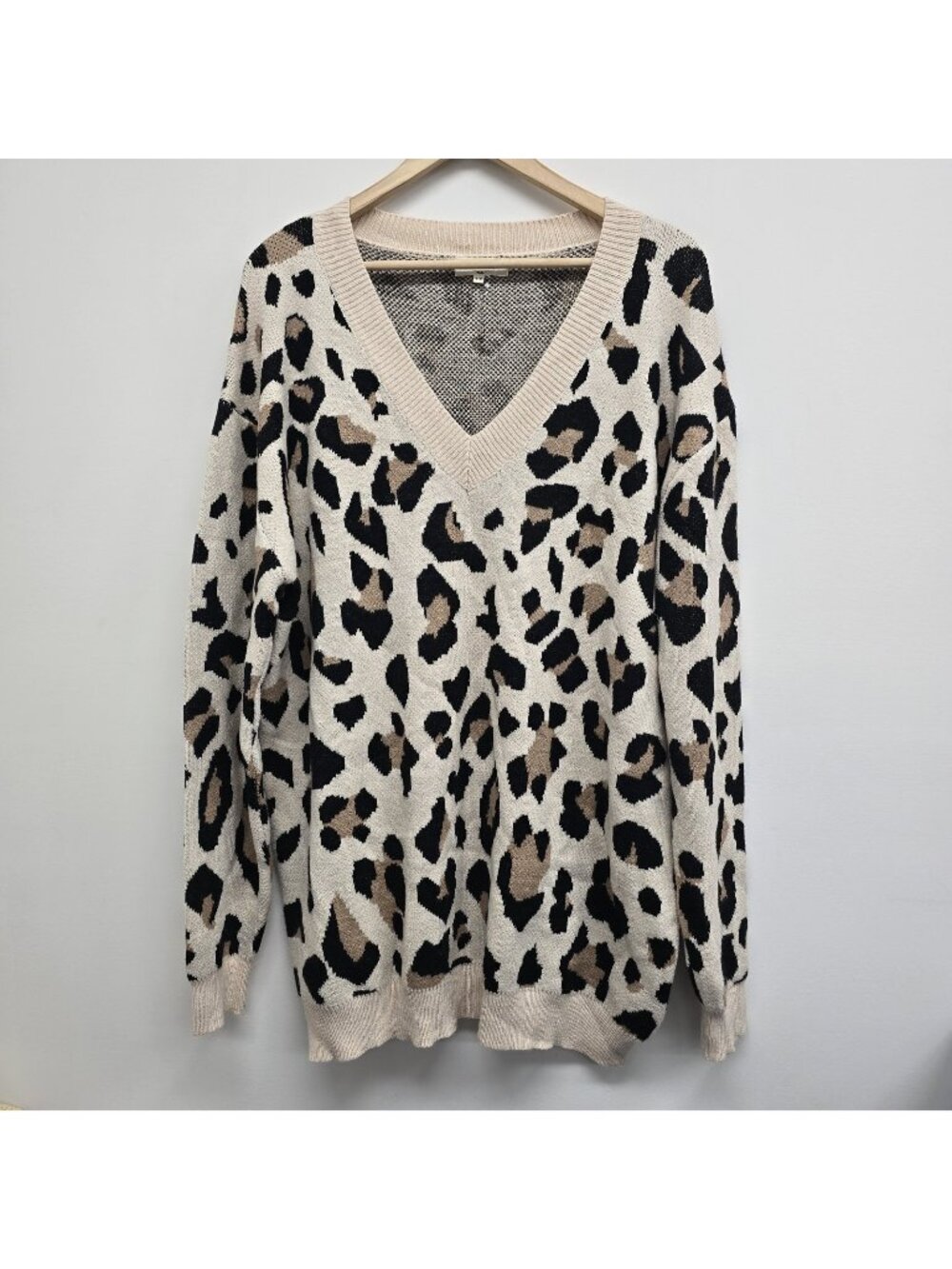 NWOT Entro Animal Print V-Neck Tunic Sweater Size 1X Leopard Super Soft Stretch